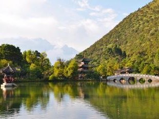 Old Town of Lijiang by Frederik Dawson