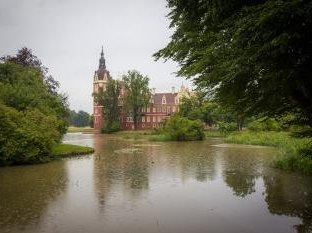 Muskauer Park by Michael Turtle