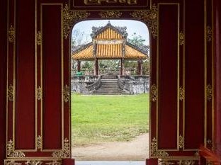 Hué by Michael Turtle