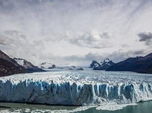 Los Glaciares by Michael Turtle