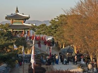 Hwaseong Fortress by Gary Arndt