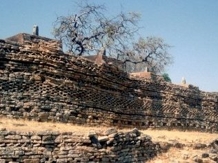 Naletale Cluster of Dzimbabwes by Solivagant