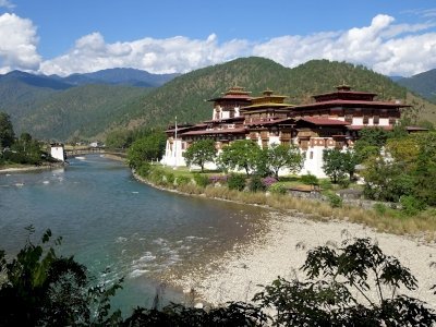 Dzongs: the centre of temporal and religious autho by Ralf Regele