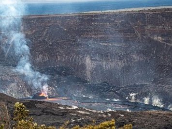 Hawaii Volcanoes by Dan Pettigrew