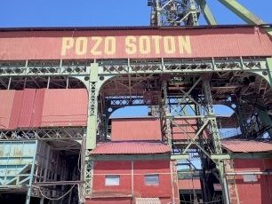 Mining Historical Heritage by Persian Globetrotter