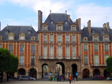 Place des Vosges de Paris by Andrew_Kerr