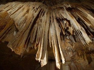 Ensemble de grottes à concrétions du Sud de la Fra by Hubert