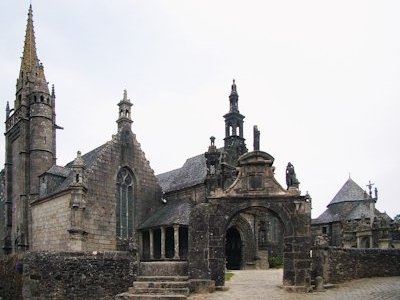 Enclos paroissiaux du Finistère by Els Slots