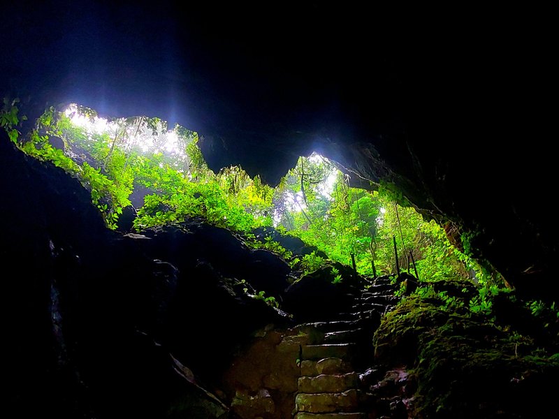 Grottes de Dimba et Ngovo by Roman Bruehwiler